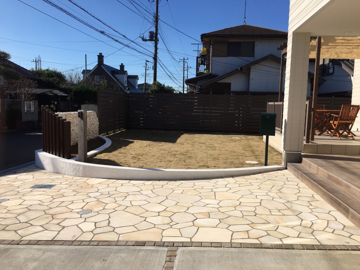 画像：乱形石張り　石灰岩でシダ植物などの化石が入っています。