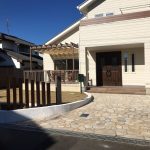 サムネイル：玄関内のタイル張り　施主様のご要望でタイルをカットしてデザインしました。