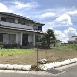 サムネイル：門周りはお施主様が一番こだわられた部分です。夜は門袖と植栽がライトアップされます。