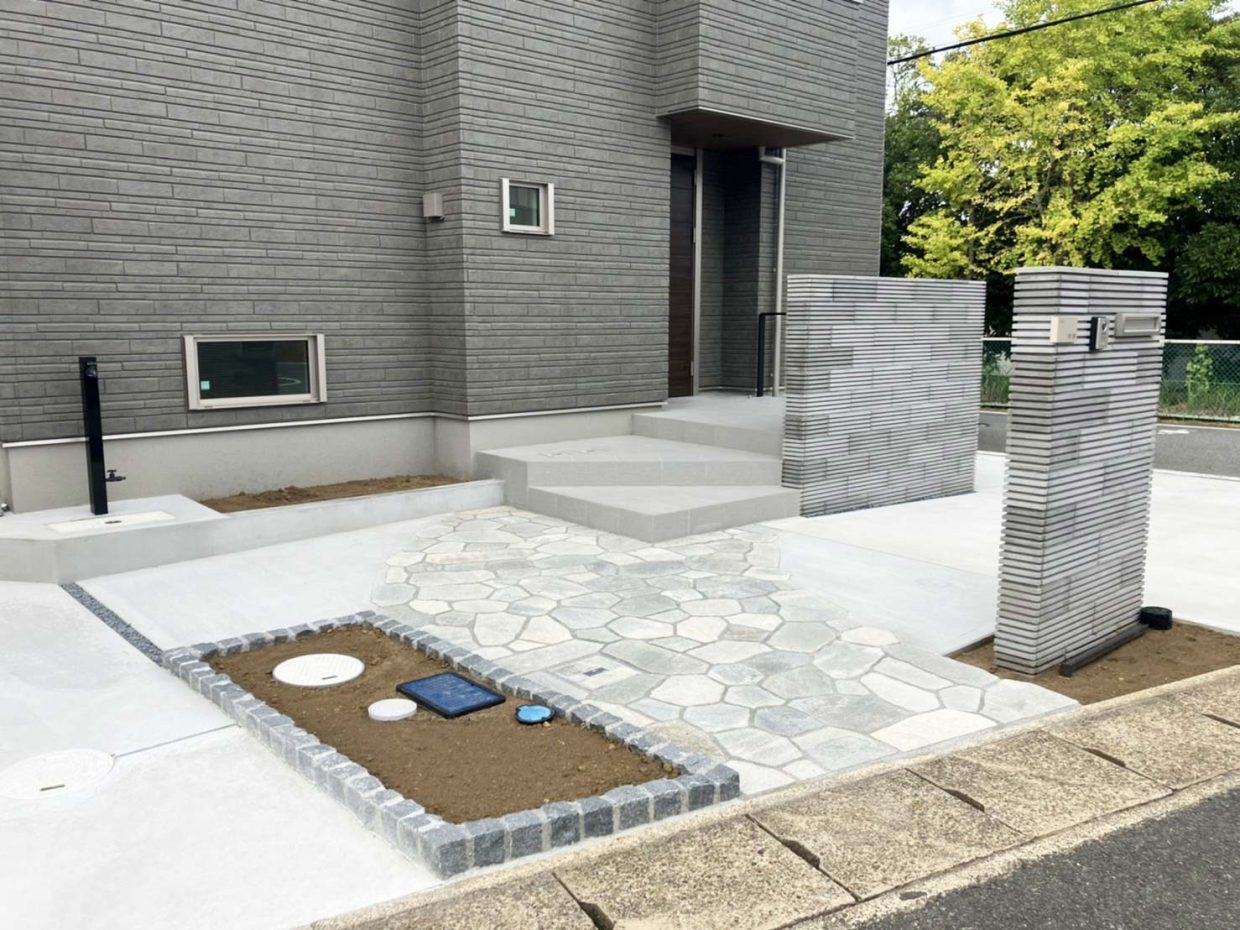 画像：玄関前アプローチ 天然石の乱張り施工