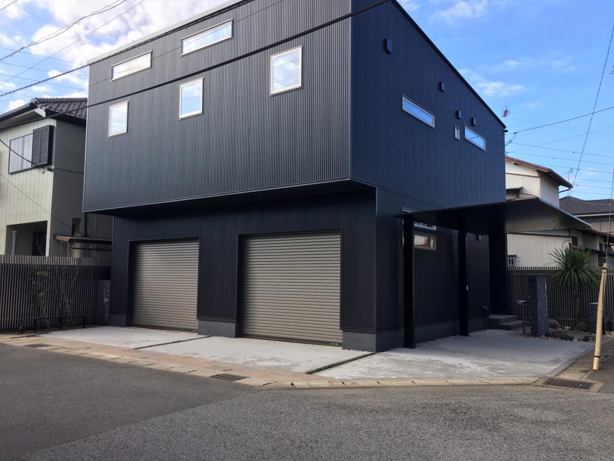 画像：施主様のご要望で、建物基礎を暗めの色で塗りました。一体感が出ています。