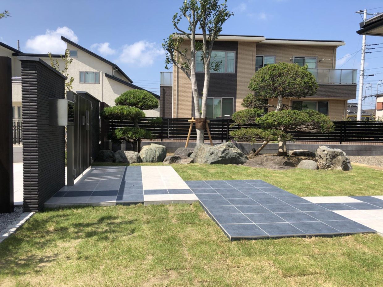画像：アプローチはタイル貼りにしました。既存の植栽・景石は今回のプランに合わせて移動しました