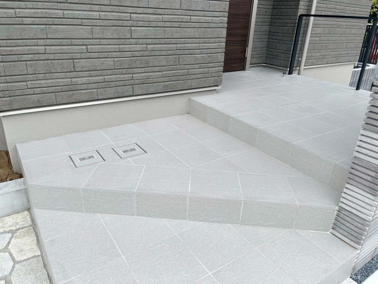 画像：玄関ポーチ 本来の広さより90㎝程広げて玄関前をゆったりと