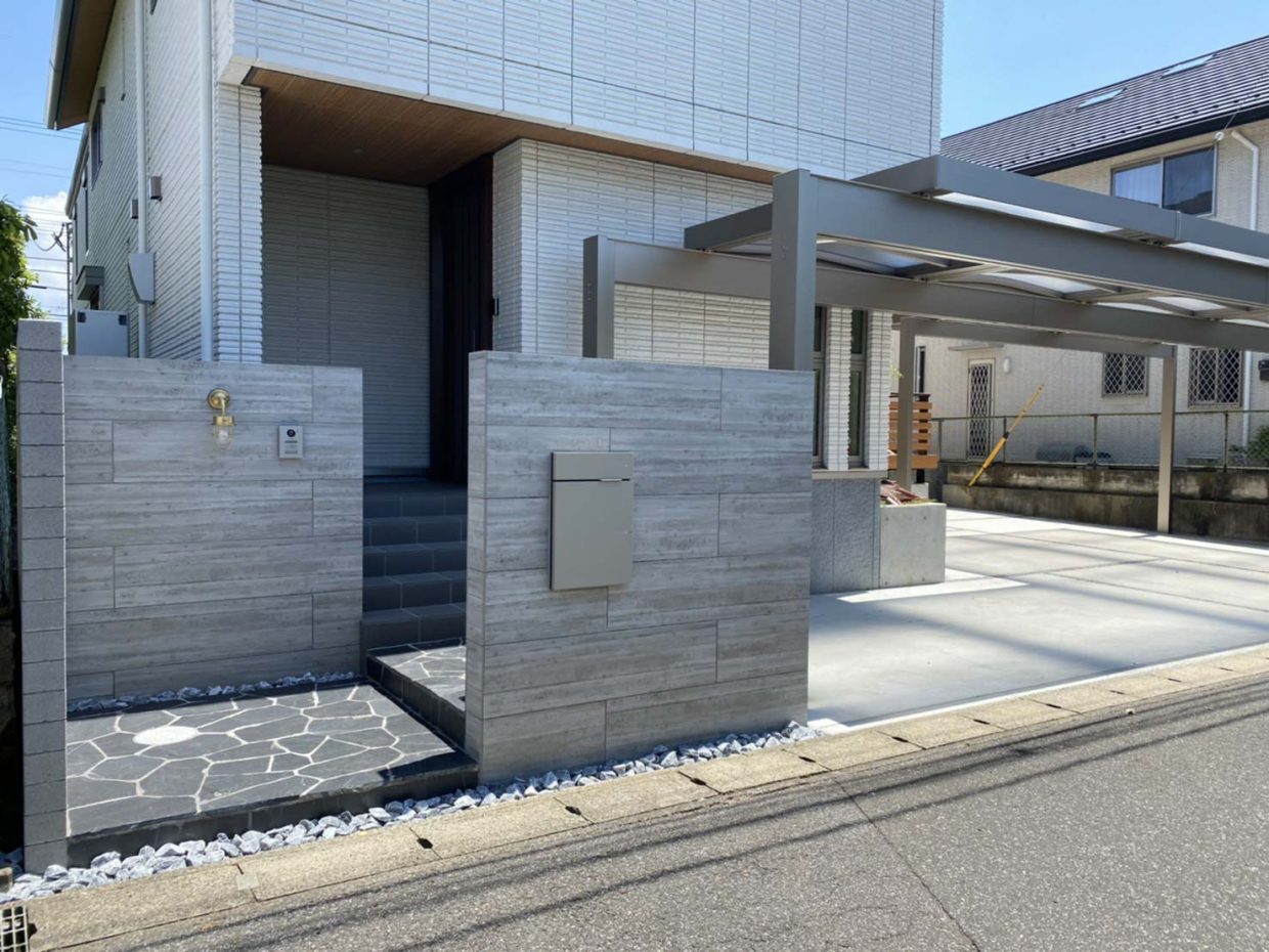 画像：門塀はタカショーのセラウォールRC杉板貼です