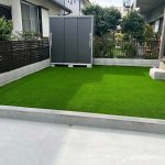 サムネイル：庭部分 人工芝を引き 物置を設置